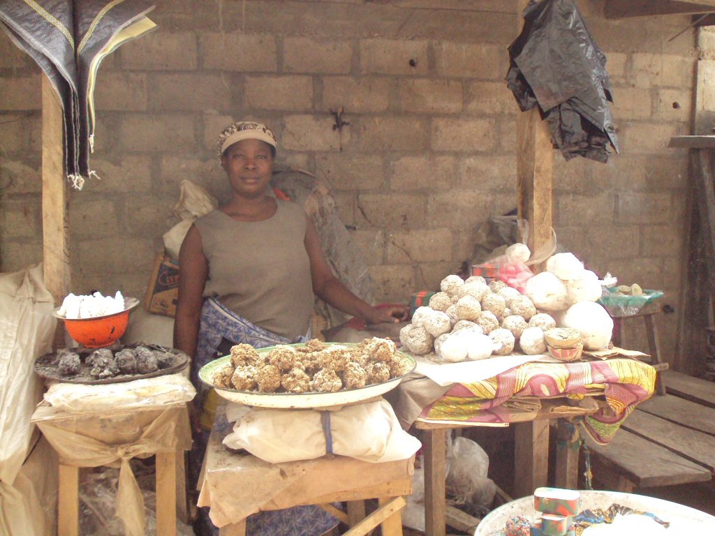 Vendeuse de fruits derrière son échoppe à Lomé